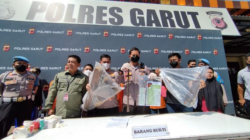 Polres Garut menggelar konferensi pers terkait kasus perobohan rumah di Kecamatan Banyuresmi, Selasa (20/9/2022). 