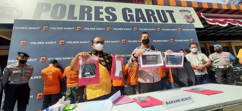 Polres Garut menggelar konferensi pers terkait pengungkapan sindikat perjudian online, Jumat (19/8/2022).