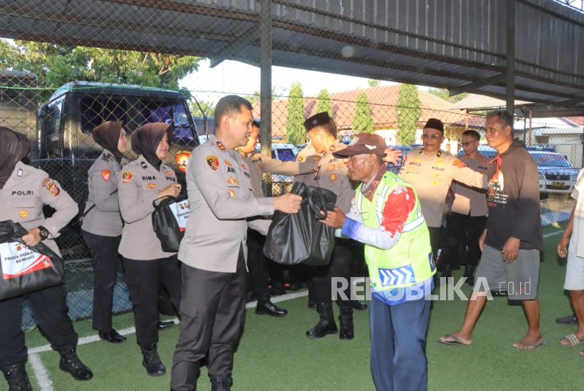 Polres Indramayu bagikan ratusan paket sembako kepada warga yang membutuhkan. 