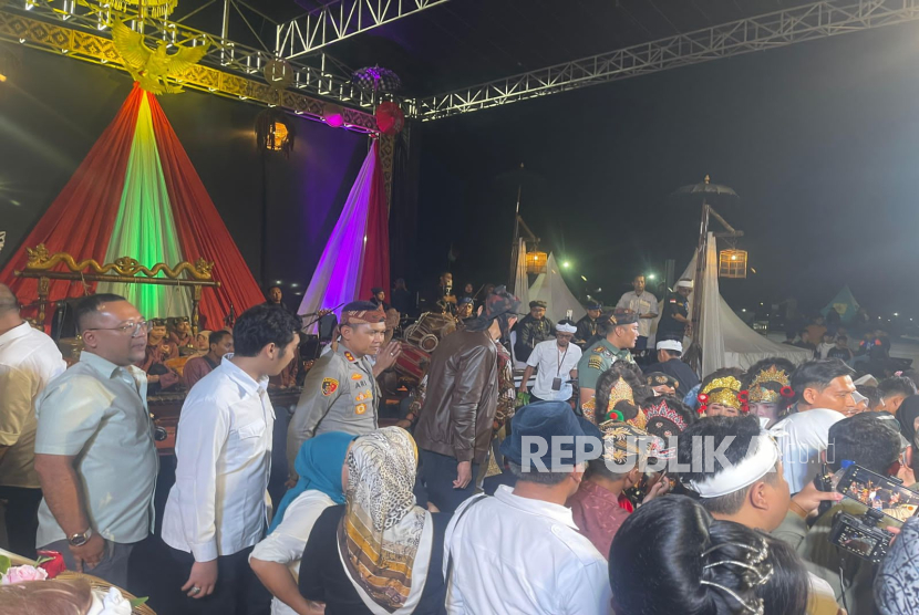 Polres Indramayu beri pengamanan kunjungan kerja Gubernur Jawa Barat, Dedi Mulyadi, di Lapangan Sepak Bola Putra Mina, Desa Dadap, Kecamatan Juntinyuat, Kabupaten Indramayu, Rabu (14/5/2025) malam. 