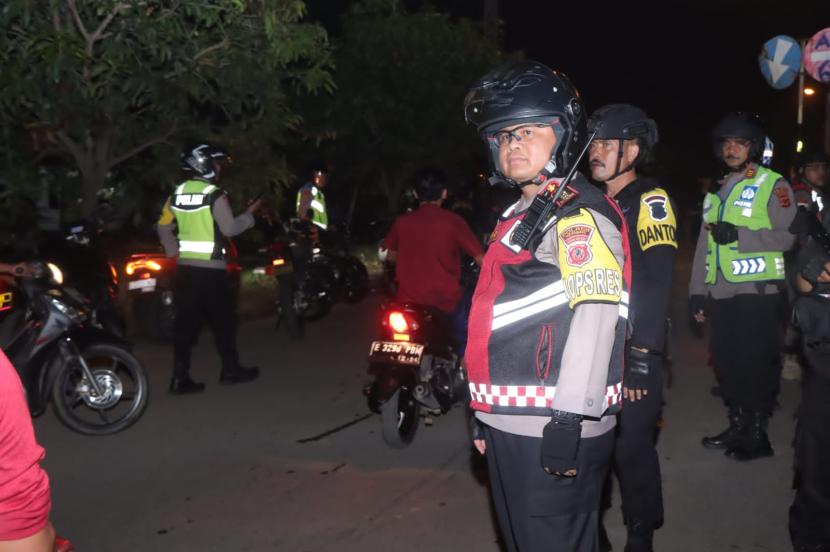 Polres Indramayu bersama Kodim 0616/Indramayu melaksanakan patroli skala besar guna mengamankan malam takbiran Idul Fitri 1445 Hijriah di Kabupaten Indramayu, Selasa (9/4/2024) malam. 