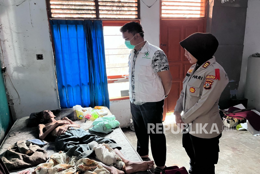 Polres Indramayu bersama petugas Puskesmas memberikan bantuan kepada warga yang menderita penyakit, di Kelurahan Lemahabang, Kecamatan Indramayu, Sabtu (22/3/2025).