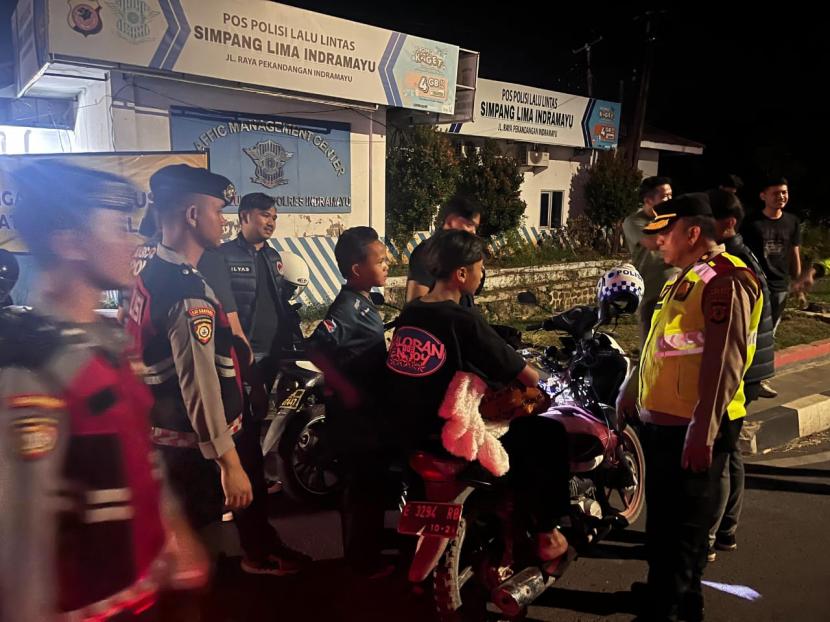 Polres Indramayu bersama Polsek jajaran melaksanakan patroli Kegiatan Rutin Yang Ditingkatkan (KRYD) skala besar, pada Sabtu (3/8/2024) malam hingga Ahad (4/8/2024) dini hari. 