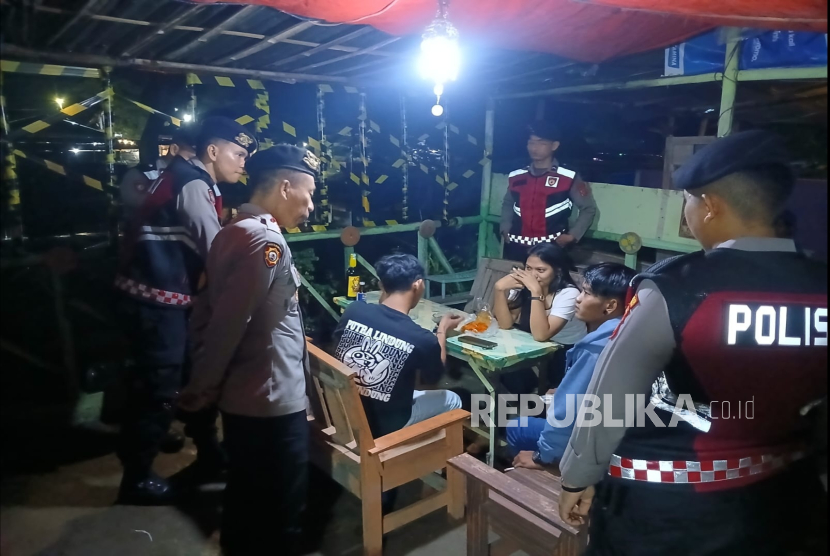 Polres Indramayu bersama Polsek jajaran mengintensifkan patroli malam, Sabtu malam hingga Ahad dini hari, (4-5 Januari 2024). 