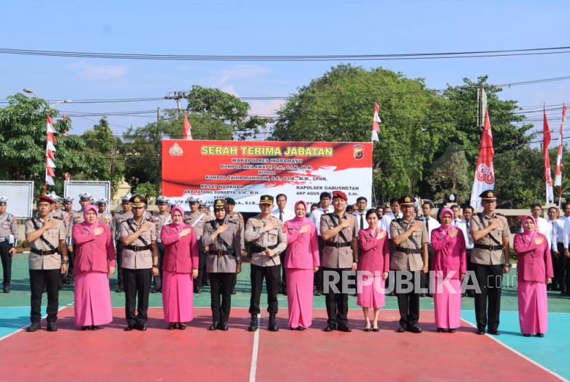  Polres Indramayu gelar sertijab wakapolres, kasat narkoba, dan kapolsek Gabuswetan di Lapangan Apel Polres Indramayu, Sabtu (23/8/2025).