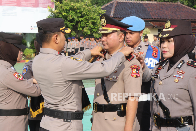 Polres Indramayu gelar sertijab wakapolres, kasat Reskrim dan kapolsek Kedokanbunder, di Lapangan Apel Polres Indramayu, Jumat (9/5/2025). 