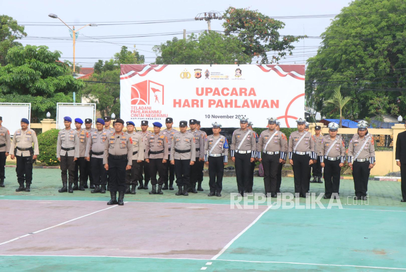 Polres Indramayu gelar upacara peringatan Hari Pahlawan yang digelar di Lapangan Apel Mako Polres Indramayu, Ahad (10/11/2024). 