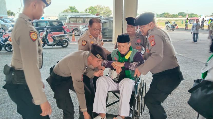 Polres Indramayu lakukan pengamanan dan pelayanan kedatangan calhaj asal Kabupaten Bandung di Asrama Haji Indramayu, Selasa (21/5/2024). 