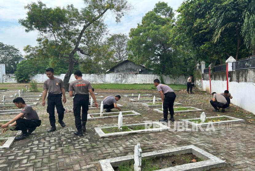 Polres Indramayu melaksanakan kegiatan Bakti Religi berupa aksi bersih-bersih di Taman Makam Pahlawan (TMP) Kabupaten Indramayu, Ahad (22/6/2025).