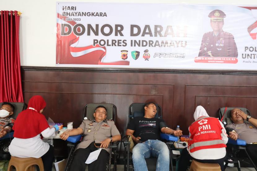 Polres Indramayu melaksanakan kegiatan donor darah di Aula Atmani Wedana Mako Polres Indramayu, Selasa (27/6/2023). 