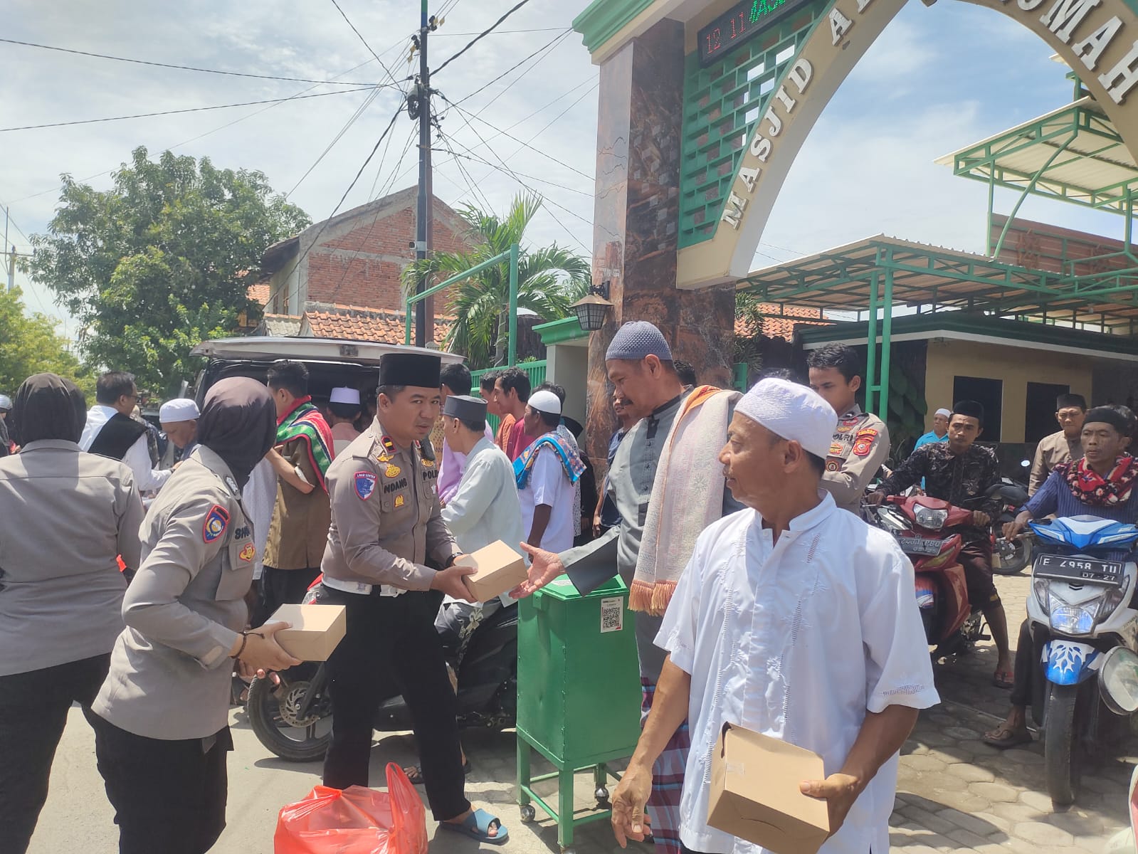 Polres Indramayu melaksanakan kegiatan Jumat Berkah kepada warga yang melaksanakan sholat Jumat di Masjid Al-Istiqomah, Jalan Talang Tembaga, Kelurahan Lemah Abang, Kecamatan/Kabupaten Indramayu, Jumat (29/11/2024). 