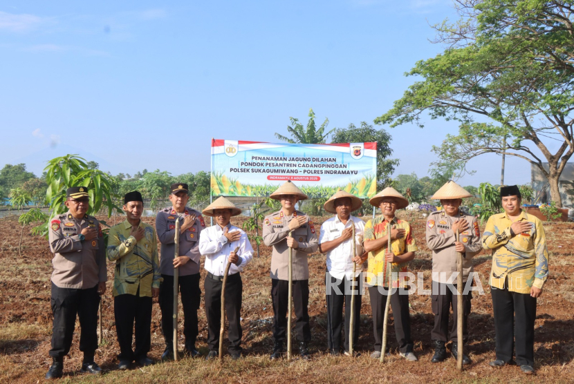 Polres Indramayu melaksanakan  penanaman jagung di lahan milik Pondok Pesantren Cadangpinggan, Kecamatan Sukagumiwang, Kabupaten Indramayu, Rabu (6/8/2025). 