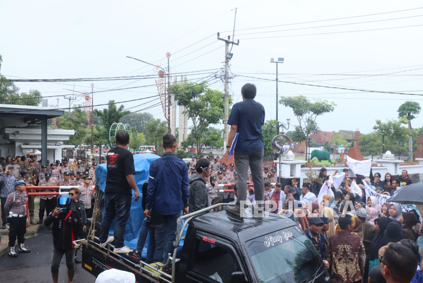 Polres Indramayu melaksanakan pengamanan aksi unjuk rasa Masyarakat Peduli Desa Majakerta, Kecamatan Balongan, di area Pendopo Kabupaten Indramayu, Kamis (19/6/2025). 