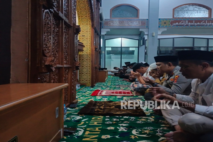 Polres Indramayu melaksanakan safari Salat Subuh Berjamaah di Masjid Al-Huda Paoman, Kecamatan/Kabupaten Indramayu, Ahad (16/3/2025). 