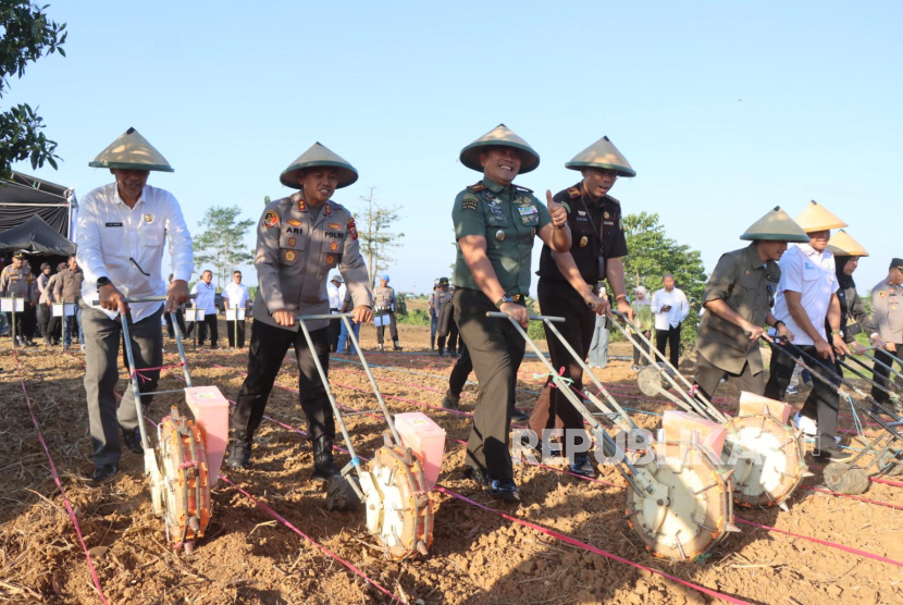 Polres Indramayu melakukan penanaman jagung serentak kuartal III di Lahan Perhutanan Sosial, yang dilaksanakan di Petak 18A RPH Cijambe BKPH Sanca, Desa Mekarwaru, Kecamatan Gantar, Kabupaten Indramayu, Rabu (9/7/2025).