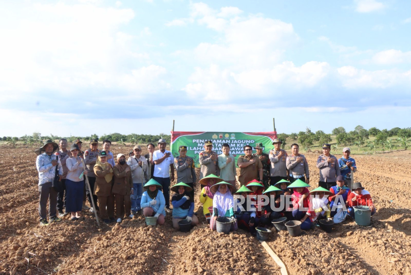Polres Indramayu melakukan penanaman jagung tahap ketiga di Lahan Baku Sawah (LBS) di Desa Cikawung, Kecamatan Terisi, Kabupaten Indramayu, Selasa (29/7/2025). 