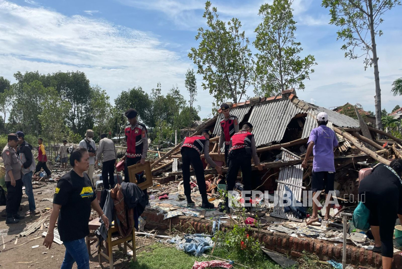 Polres Indramayu membantu evakuasi  korban puting beliung di Kecamatan Pasekan, Kabupaten Indramayu, Jumat (7/3/2025). 