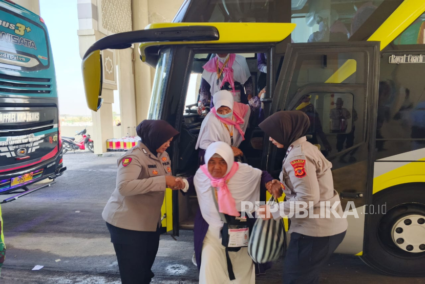 Polres Indramayu memberi pengamanan dan pelayanan kepada calhaj Kloter 11 dari Kabupaten Indramayu, di Asrama Haji Indramayu, Provinsi Jawa Barat, Rabu (14/5/2025). 