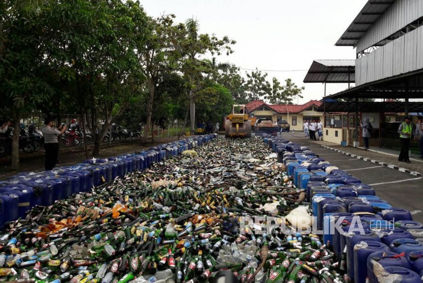 Pemusnahkan ribuan botol berisi minuman beralkohol atau minuman keras  (ilustrasi) 