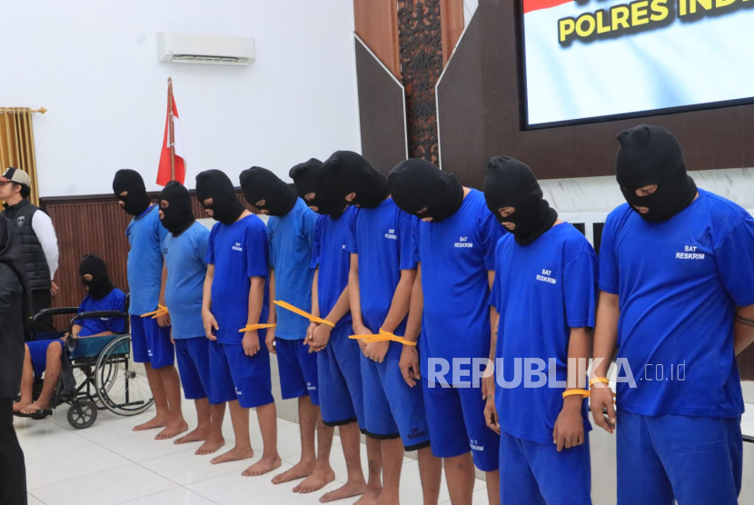Polres Indramayu menangkap 14 tersangka pencurian sepeda motor dan oenadah. Dari jumlah itu, dua di antaranya dibawah umur dan terlibat dalam kasus pencurian dengan kekerasan alias begal. 