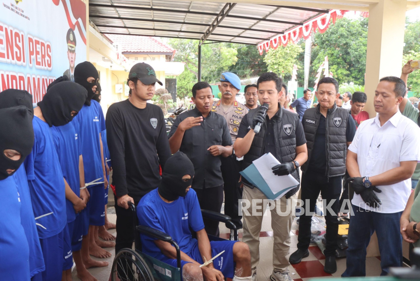 Polres Indramayu menangkap 15 pelaku curat dan curas selama pelaksanaan Operasi Jaran Lodaya 2025. Para tersangka dihadirkan di Mapolres Indramayu, Kamis (3/7/2025). 