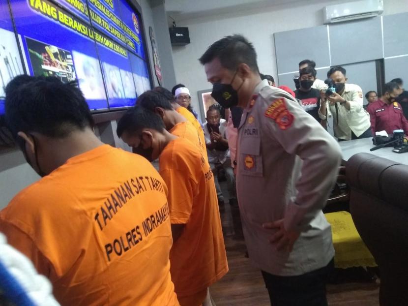 Polres Indramayu menangkap komplotan spesialis pencurian ban serep, yang sudah beraksi 150 kali di sepanjang jalan tol, Jumat (15/7/2022). 
