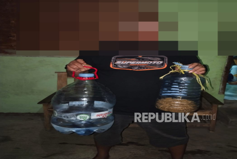 Polres Indramayu menangkap penjual miras oplosan yang mengakibatkan tiga warga tewas. 