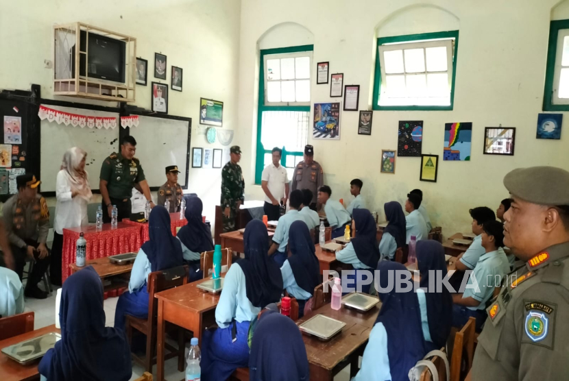 Polres Indramayu mendampingi kegiatan makan siang bergizi di SMPN 1 Sindang, Desa Penganjang, Kecamatan Sindang, Kabupaten Indramayu, Rabu (8/1/2025). 