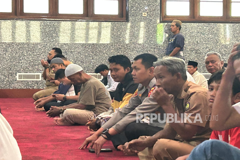 Polres Indramayu mengadakan program Sholat Keliling dari masjid ke masjid di Kabupaten Indramayu selama bulan Ramadhan. 