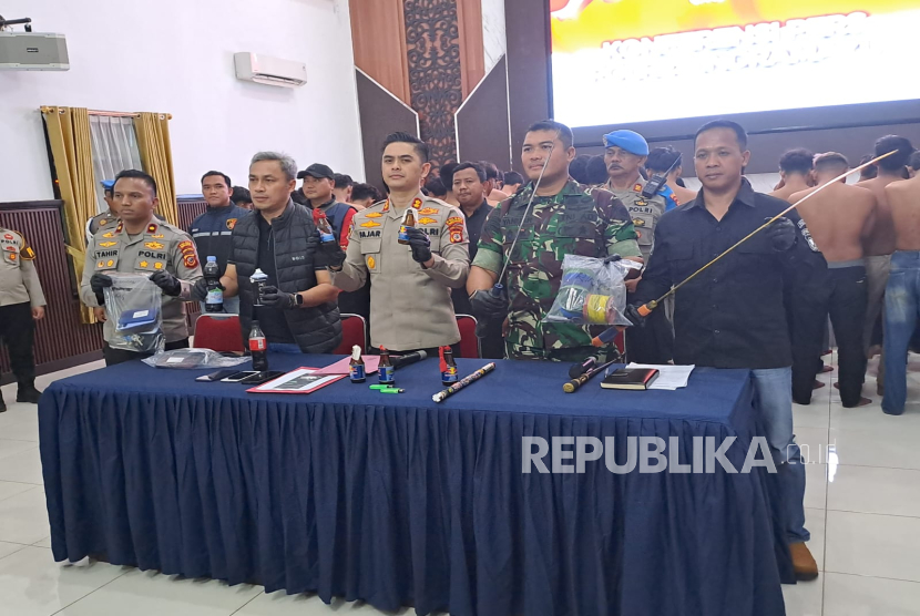 Polres Indramayu mengamankan 58 pelaku yang diduga anarko dan akan menyusup ke dalam aksi demo, Senin (1/9/2025) malam
