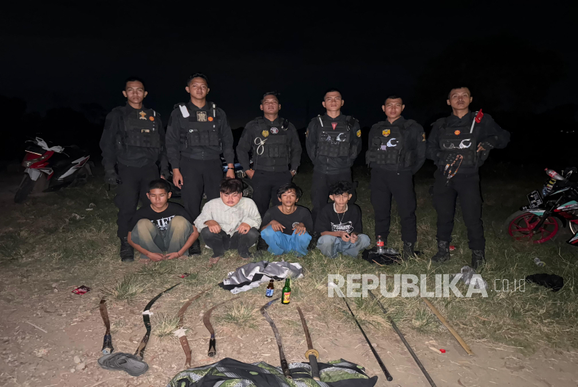 Polres Indramayu mengamankan empat remaja geng motor bersenjata tajam, Sabtu (5/7/2025). 