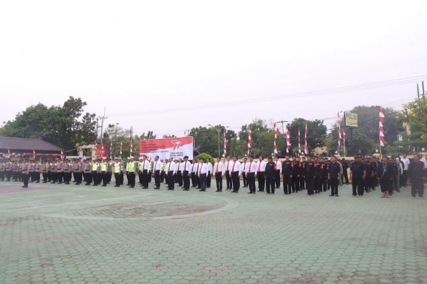 Polres Indramayu menggelar Apel Ketua Satuan Keamanan Lingkungan (Satkamling), yang dipimpin Kepala Polres (Kapolres) Indramayu AKBP M Fahri Siregar di Markas Polres Indramayu, Jawa Barat, Rabu (21/6/2023). 