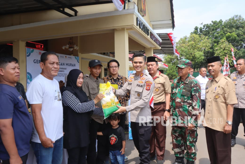 Polres Indramayu menggelar Gerakan Pangan Murah (GPM) di halaman depan lobi Mapolres Indramayu, Kamis (14/8/2025). 