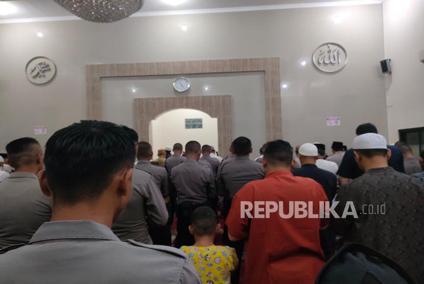 Polres Indramayu menggelar kegiatan Shalat Subuh Keliling di Masjid An Nur (BTN Lama), Kecamatan Indramayu, Kabupaten Indramayu, Rabu (5/3/2025). 