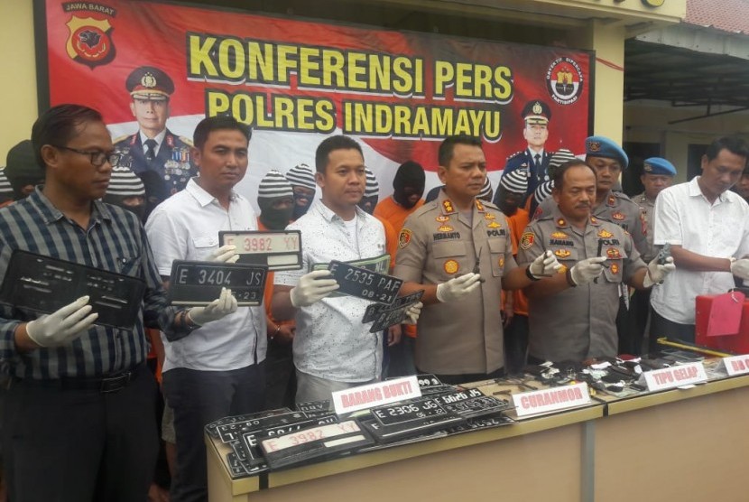 Polres Indramayu menggelar konferensi pers di Mapolres Indramayu, Selasa (18/2), dalam pengungkapan kasus penipuan dan penggelapan mobil rental dengan jumlah mobil yang diamankan mencapai 11 unit.