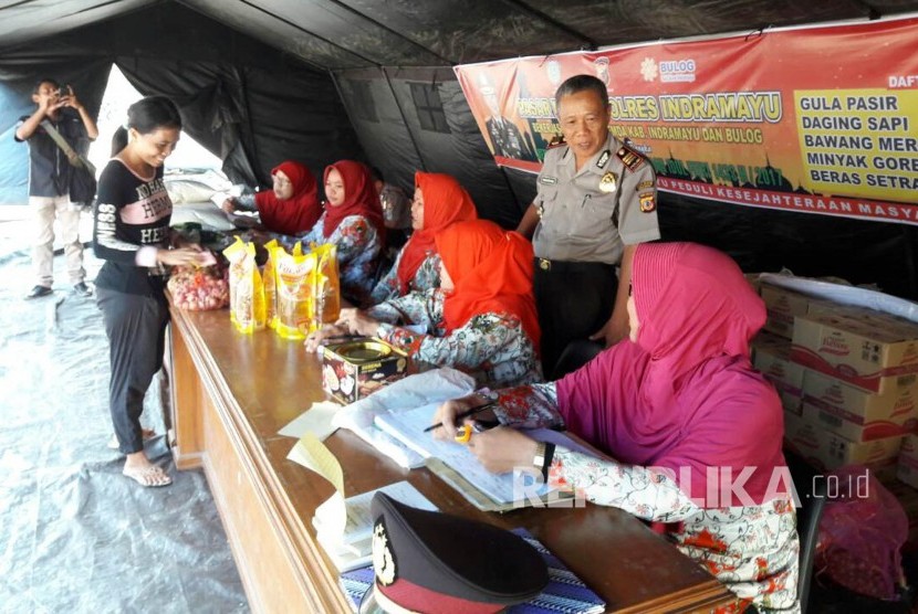 Polres Indramayu menggelar operasi pasar murah di halaman Mapolres Indramayu, Senin (22/5). Dalam kegiatan yang akan dilangsungkan hingga H-1 Lebaran itu dijual berbagai kebutuhan pokok masyarakat