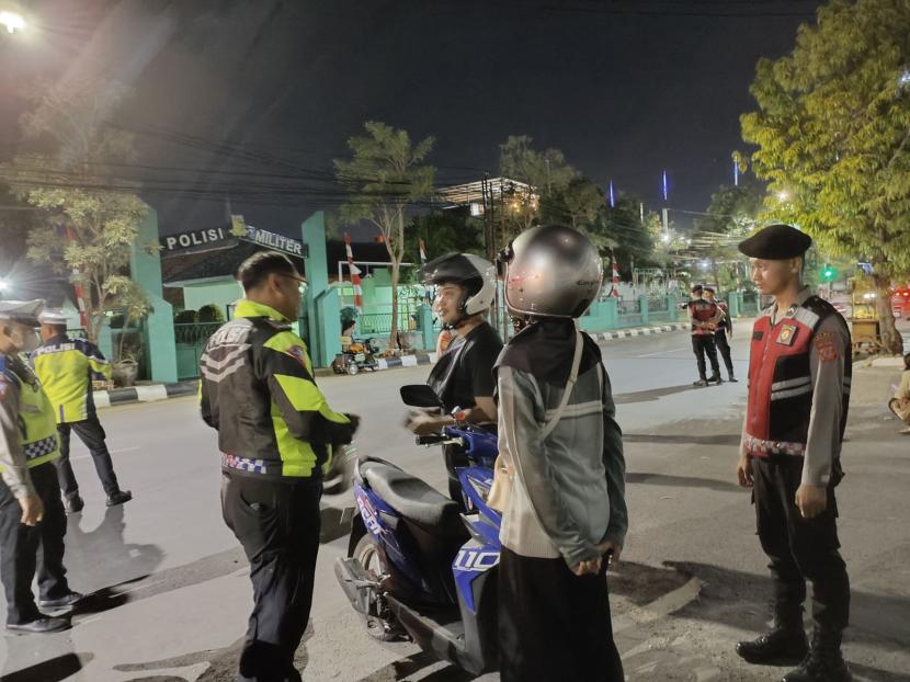 Polres Indramayu menggelar patroli Kegiatan Rutin Yang Ditingkatkan (KRYD), Sabtu (17/8/2024) malam. 