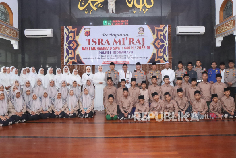 Polres Indramayu menggelar peringatan Isra Miraj Nabi Muhammad SAW di Masjid Baitul Hidayah Polres Indramayu, Selasa (28/1/2025). 