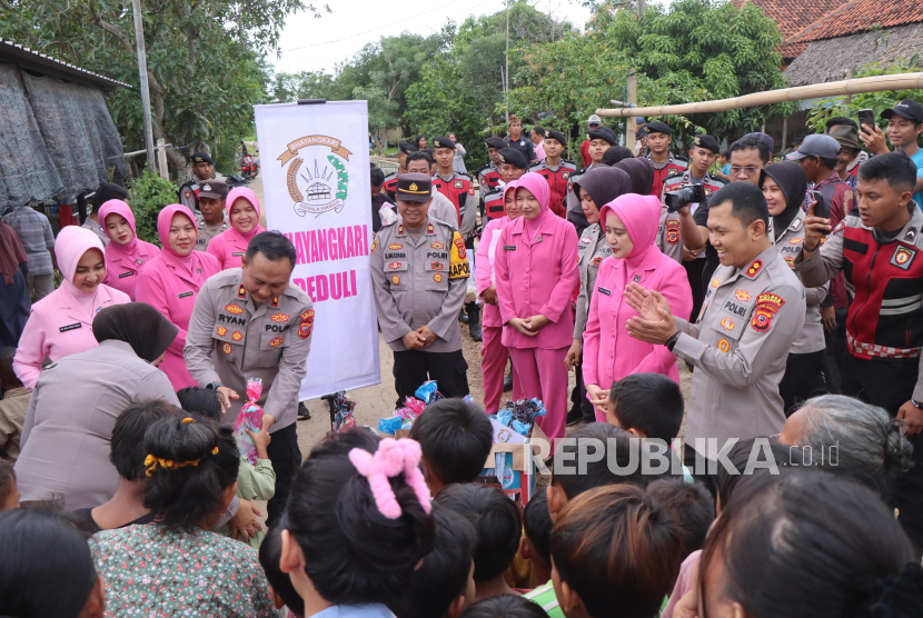 Polres Indramayu menggelar trauma healing bagi warga terdampak puting beliung di Kecamatan Pasekan, Kabupaten Indramayu, Jumat (7/3/2025). 