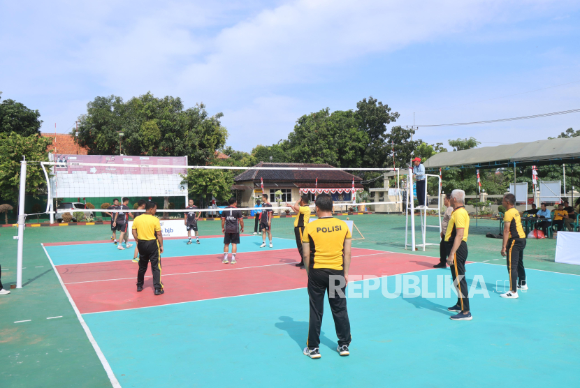 Polres Indramayu menggelar turnamen bola voli dalam rangka Hari Bhayangkara ke-79, Sabtu (28/6/2025).