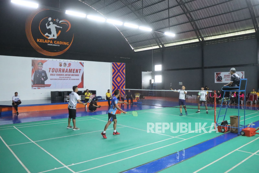 Polres Indramayu menggelar Turnamen Bulutangkis dalam rangka menyambut Hari Bhayangkara ke-79, Jumat (27/6/2025).