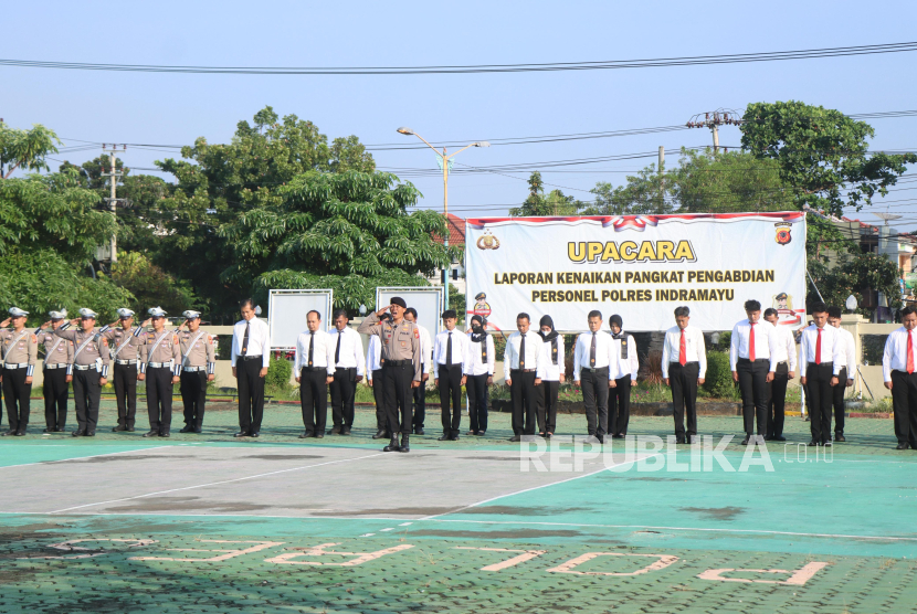 Polres Indramayu menggelar upacara Korp Raport Kenaikan Pangkat Pengabdian, di lapangan apel Mapolres Indramayu, Senin (5/5/2025). 