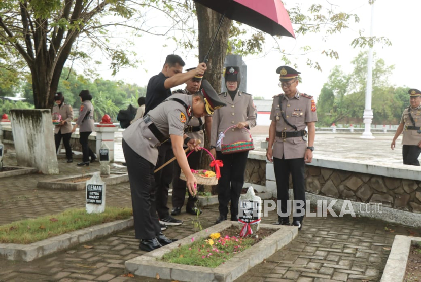 Polres Indramayu menggelar upacara ziarah dan tabur bunga di Taman Makam Pahlawan (TMP) Dharma Ayu, Kabupaten Indramayu,  Senin (23/6/2025). 