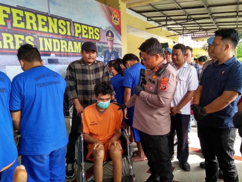 Polres Indramayu menunjukkan sejumlah tersangka terkait kasus pencurian kendaraan bermotor (curanmor), saat rilis pengungkapan kasus di Markas Polres Indramayu, Jawa Barat, Rabu (8/3/2023).