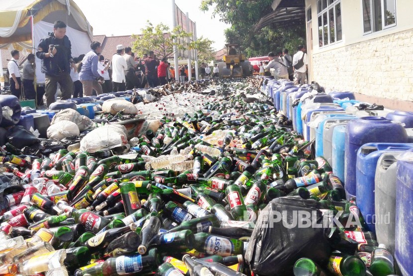 Polres Indramayu musnahkan belasan ribu botol minuman keras (miras).