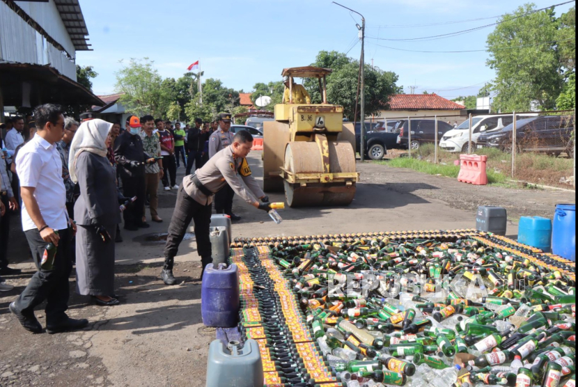 Pemusnahan ribuan botol miras (Ilustrasi)