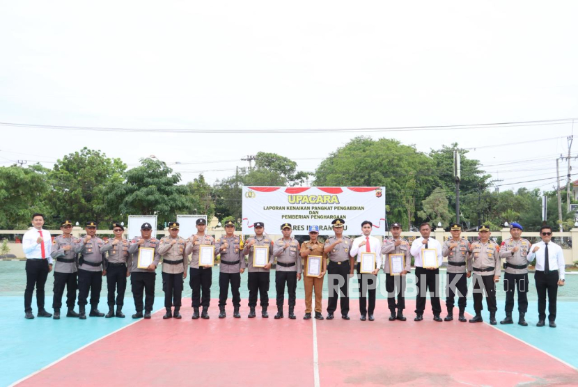 Polres Indramayu Polda Jabar menggelar Upacara Korp Raport Kenaikan Pangkat Pengabdian dan Pemberian Penghargaan kepada personel berprestasi, di Mapolres Indramayu, Senin (8/9/2025). 