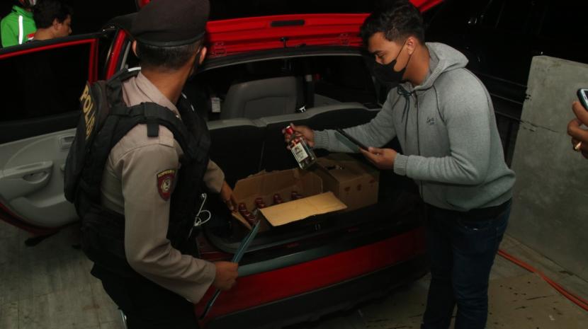 Polres Karanganyar mengamankan barang bukti ratusan botol minuman keras dari kegiatan Operasi Pekat yang digelar pada Sabtu (1/5) malam. 
