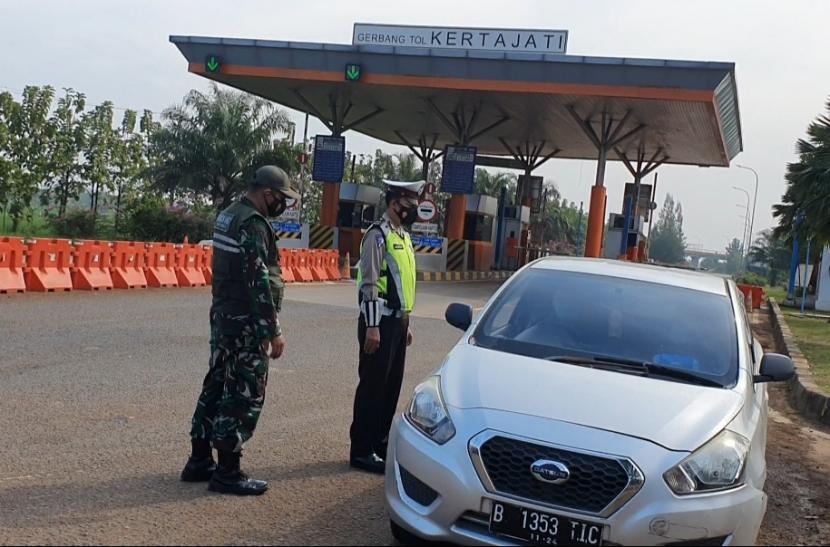 Petugas gabungan memeriksa pengguna kendaraan di titik penyekatan wilayah Kabupaten Majalengka, Kamis (6/5/2021).