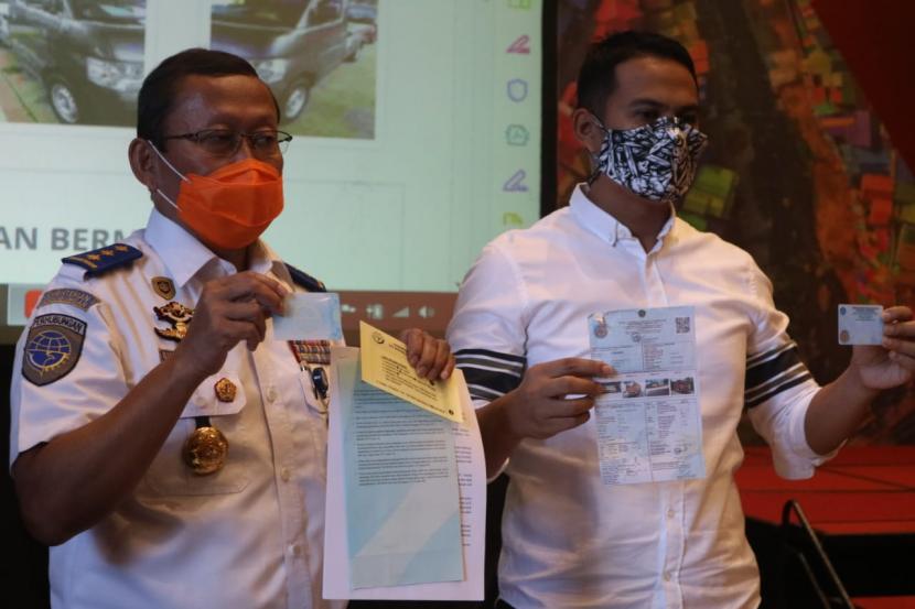 Polres Malang dan Kementerian Perhubungan (Kemenhub) RI merilis kasus pemalsuan dokumen Bukti Lulus Uji Elektronik (BLUe) di Ijen Suites Hotel, Kota Malang, Kamis (27/8).